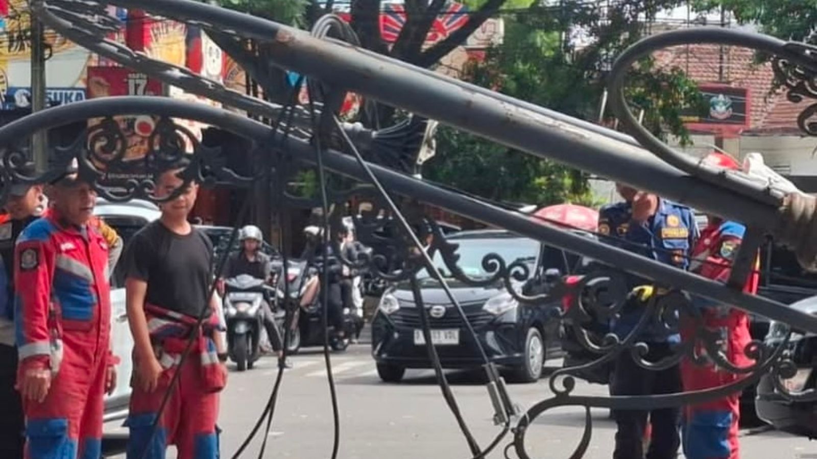 Tiang PJU roboh di Riau Bandung akibat kabel listrik tersangkut bus