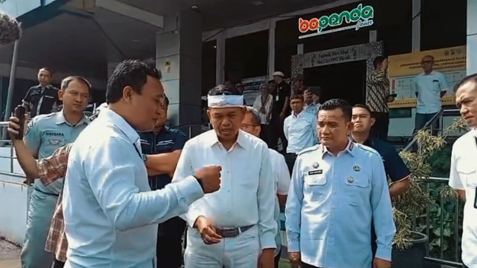 Sidak Samsat Soekarno Hatta oleh Dedi Mulyadi terkait layanan pajak kendaraan tanpa KTP (Foto/Jabar Ekspres)