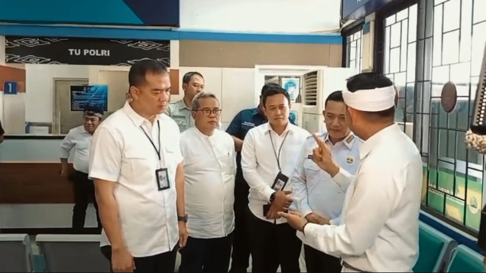Sidak Samsat Soekarno Hatta oleh Dedi Mulyadi terkait layanan pajak kendaraan tanpa KTP (Foto/Jabar Ekspres)