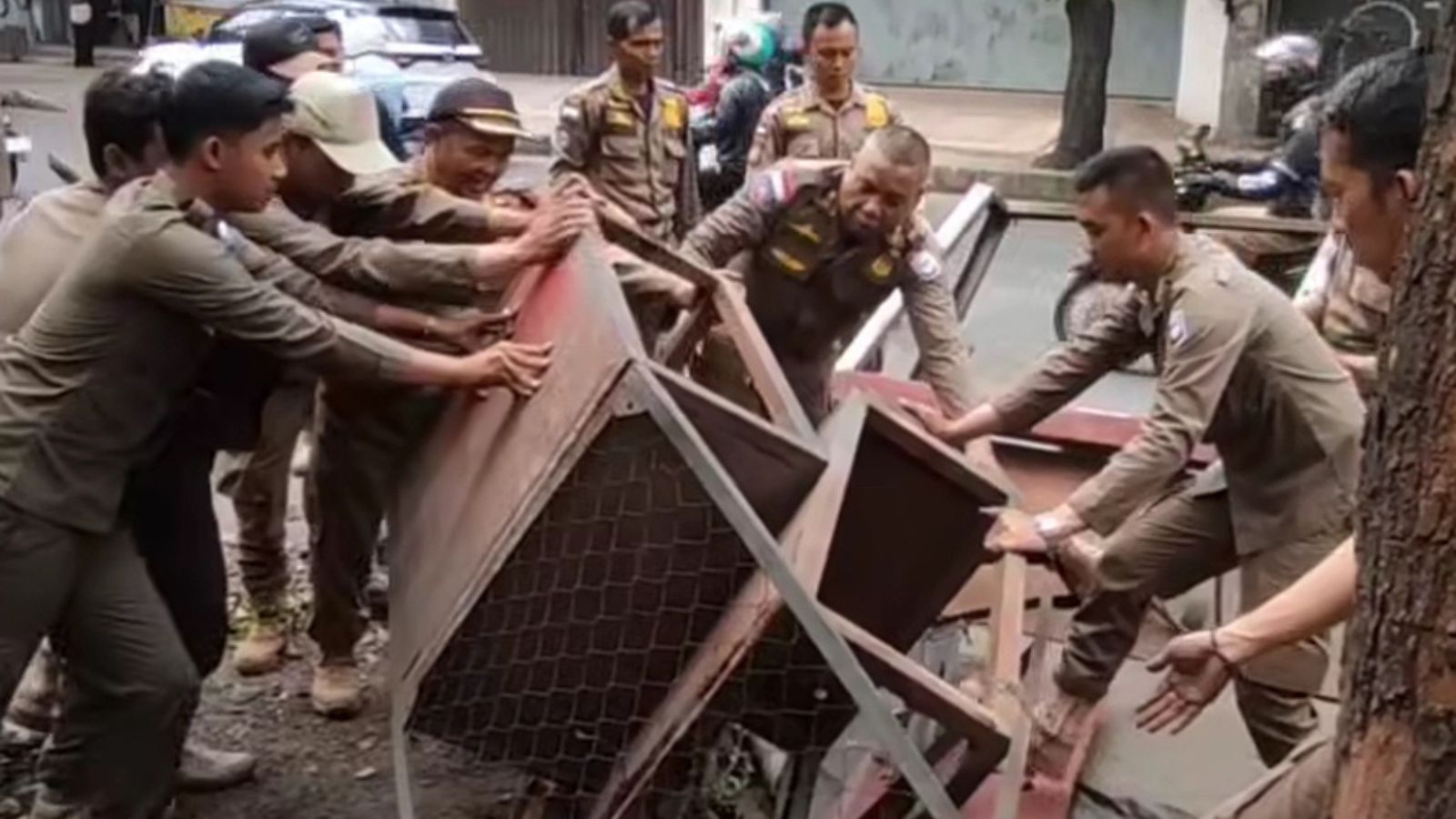 Penataan Pasar Cicadas Bandung dengan pengangkutan kios terbengkalai di Jalan Ahmad Yani