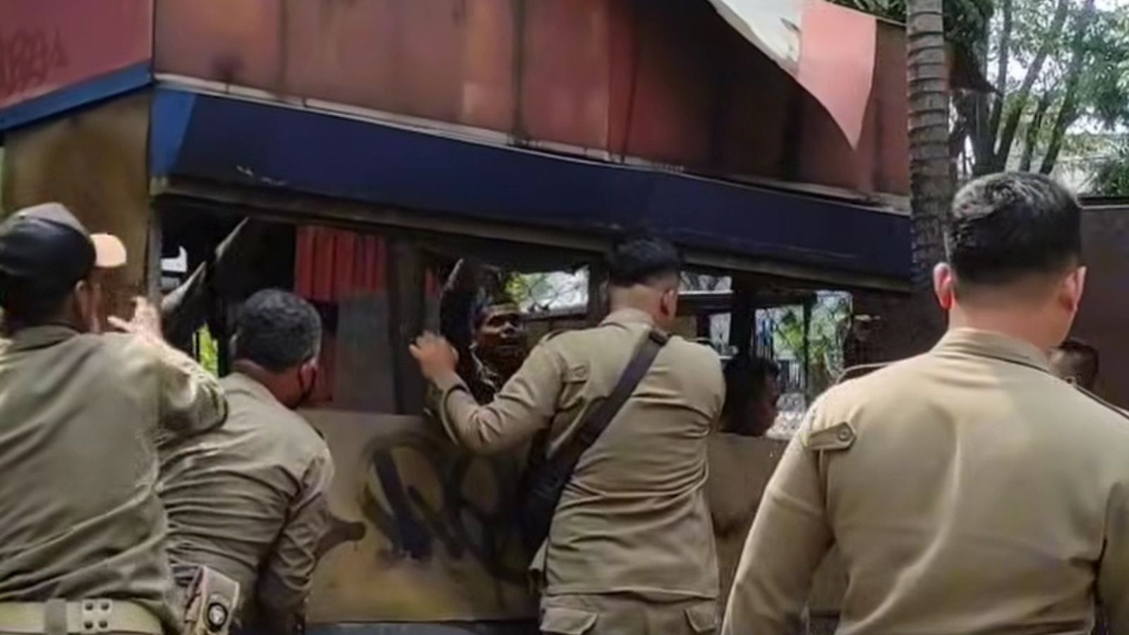 Penataan Pasar Cicadas Bandung dengan pengangkutan kios terbengkalai di Jalan Ahmad Yani