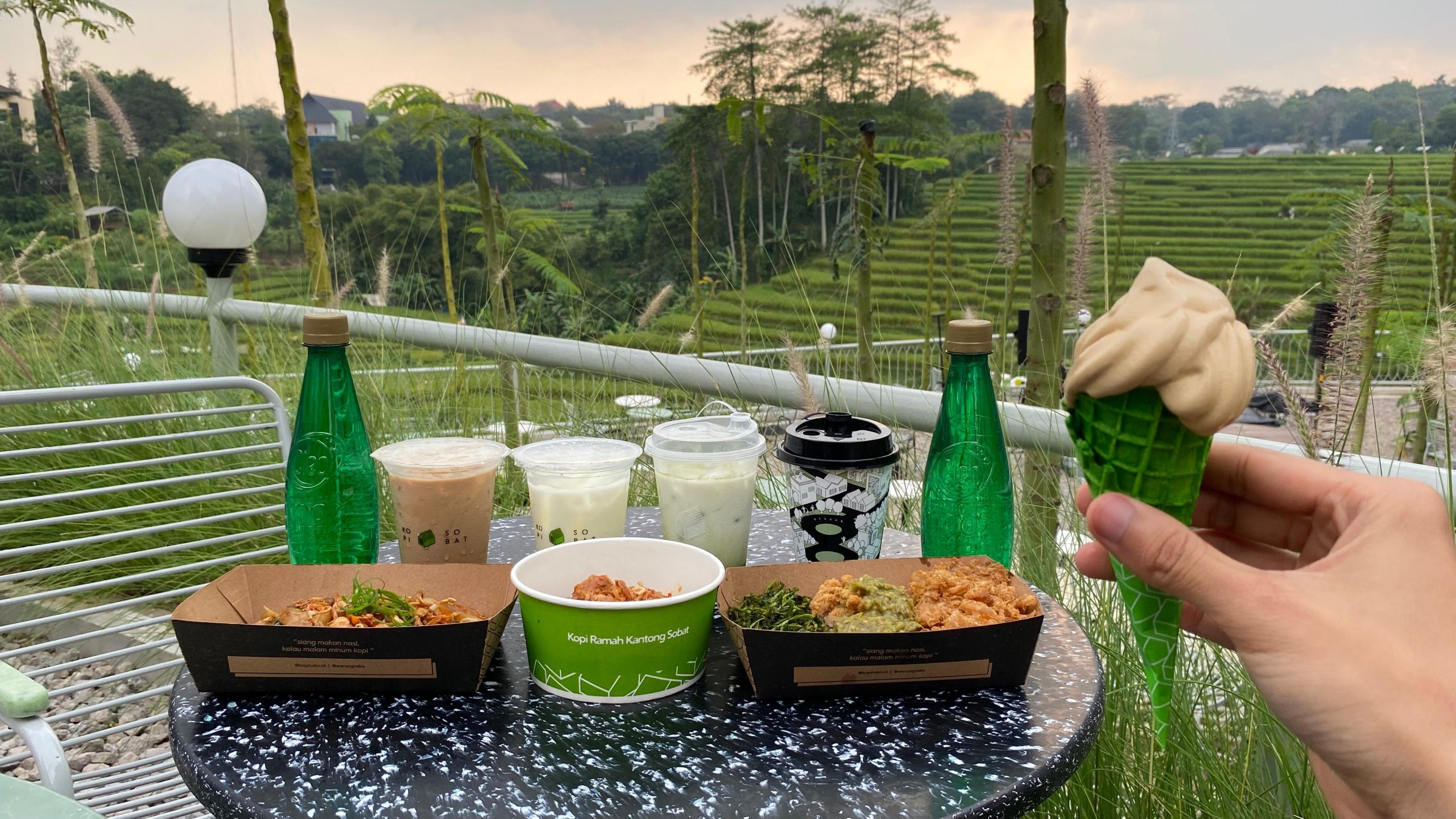 Kopi Nako Jatinangor cabang ke-75 dengan pemandangan sawah dan bukit