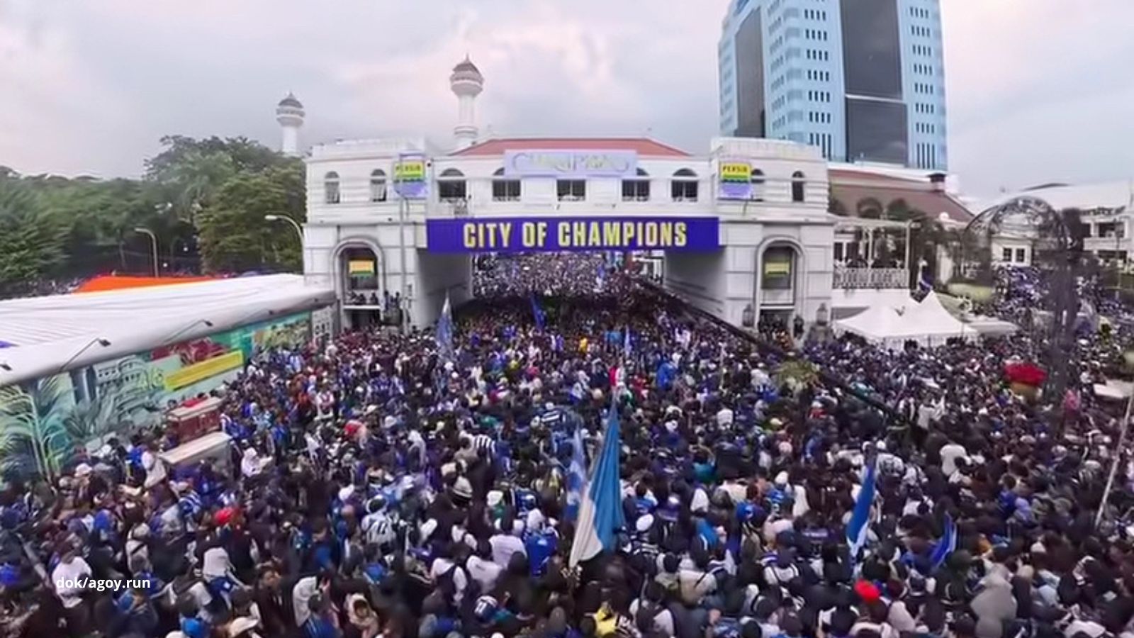 Pawai juara Persib dipadati Bobotoh di Jalan Asia Afrika Bandung