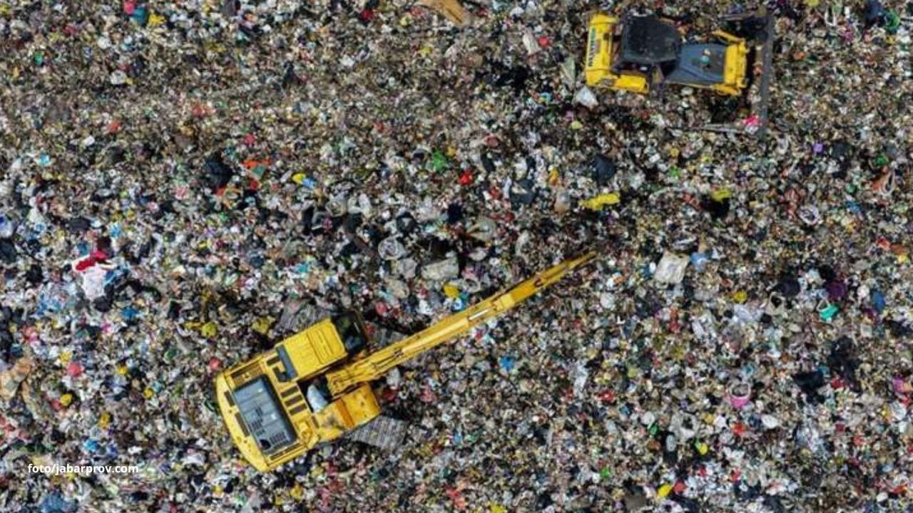 Darurat Sampah Bandung akibat peningkatan volume sampah selama musim liburan di Kota Bandung (foto/jabarprov)