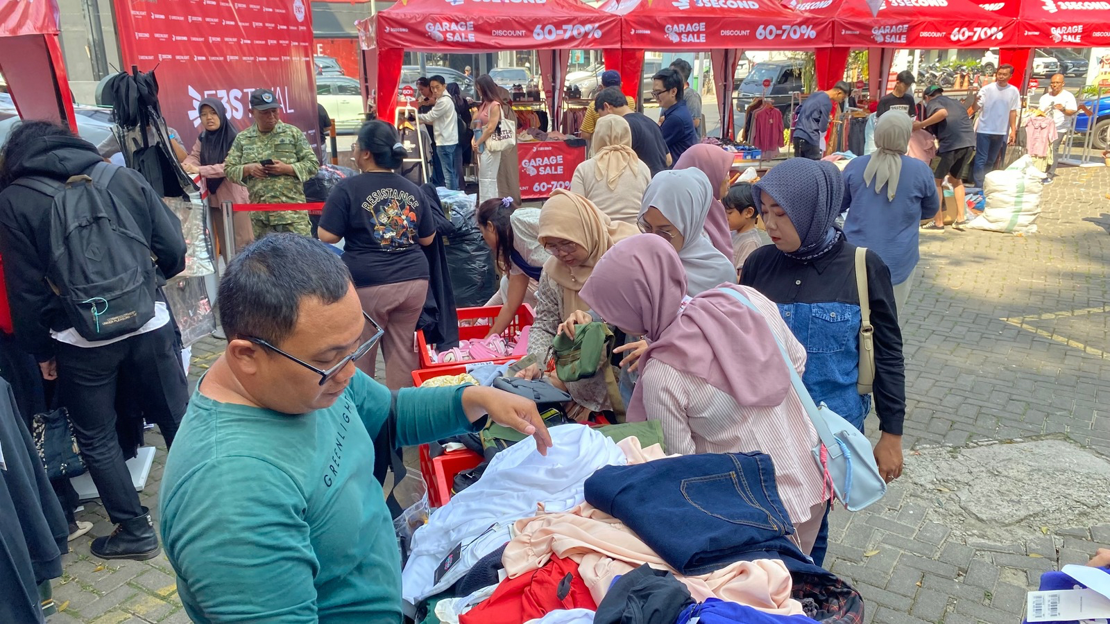 Garage Sale 3Second Bandung dengan diskon 60-70% di Store 3Second Jalan L.L.R.E. Martadinata Bandung.