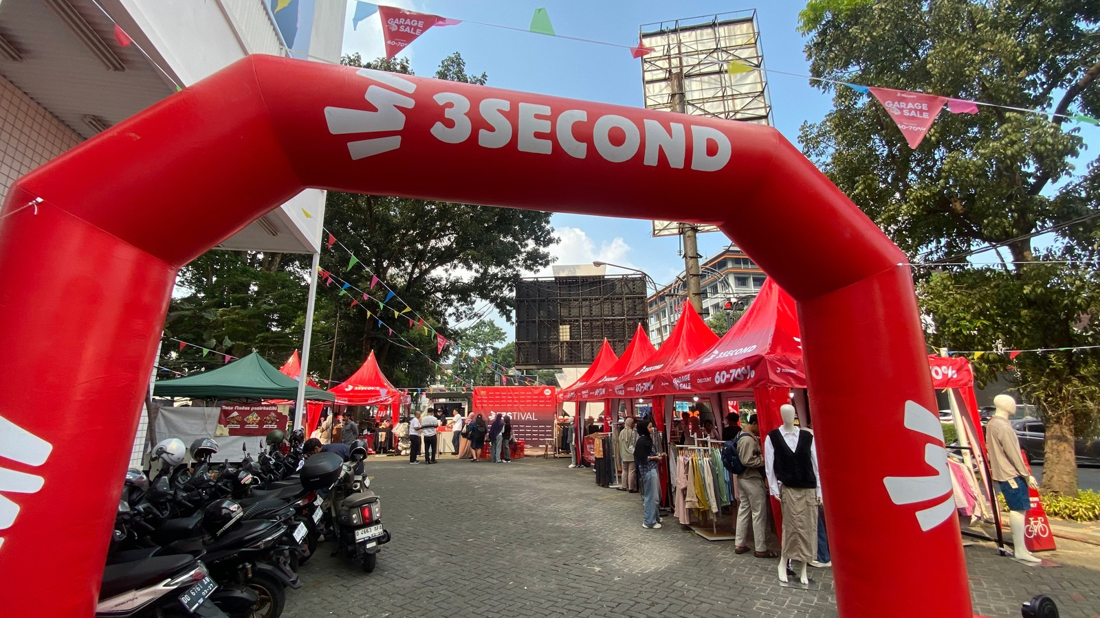 Garage Sale 3Second Bandung dengan diskon 60-70% di Store 3Second Jalan L.L.R.E. Martadinata Bandung.