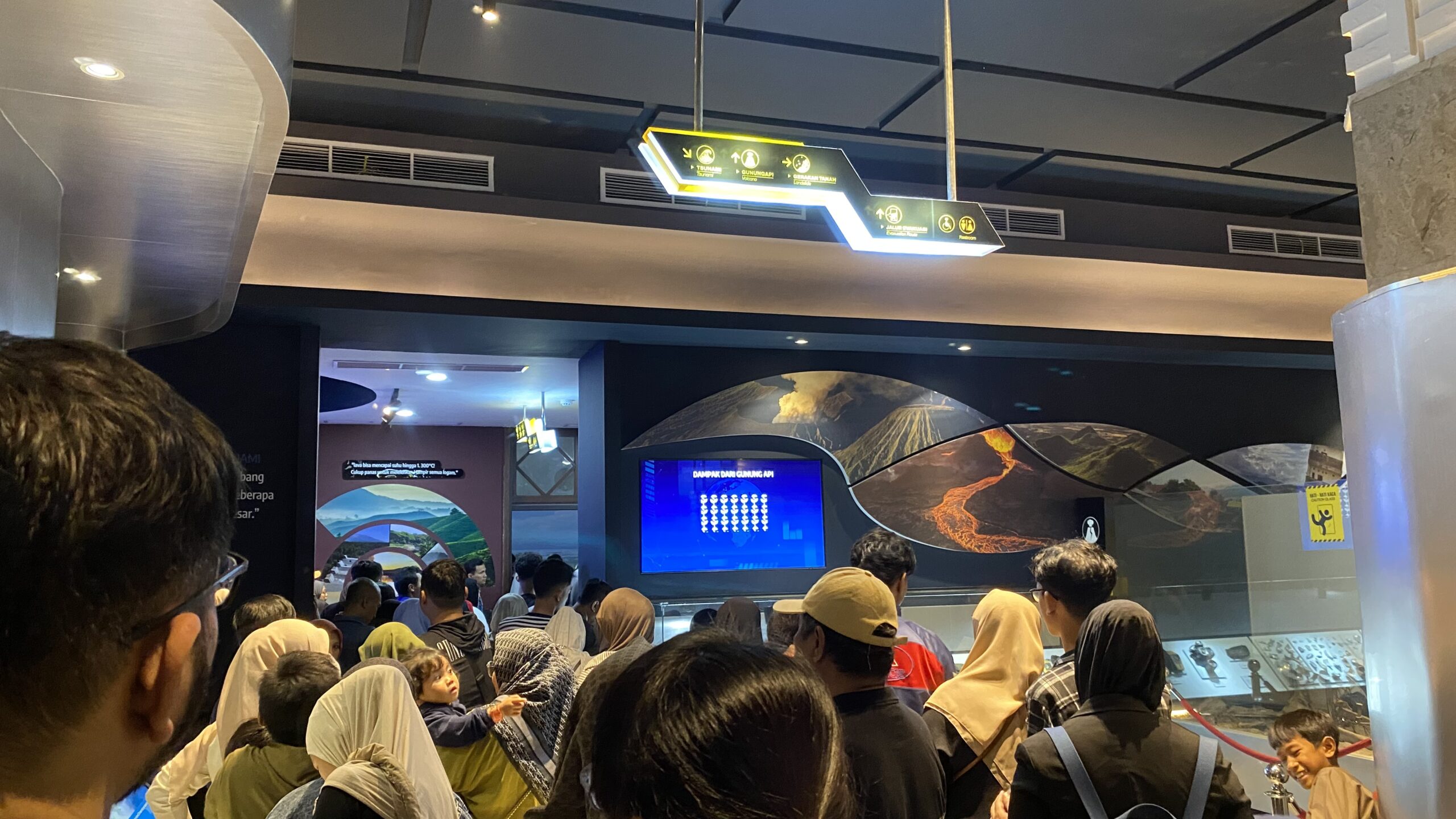 Pengunjung melihat koleksi fosil di Museum Geologi Bandung