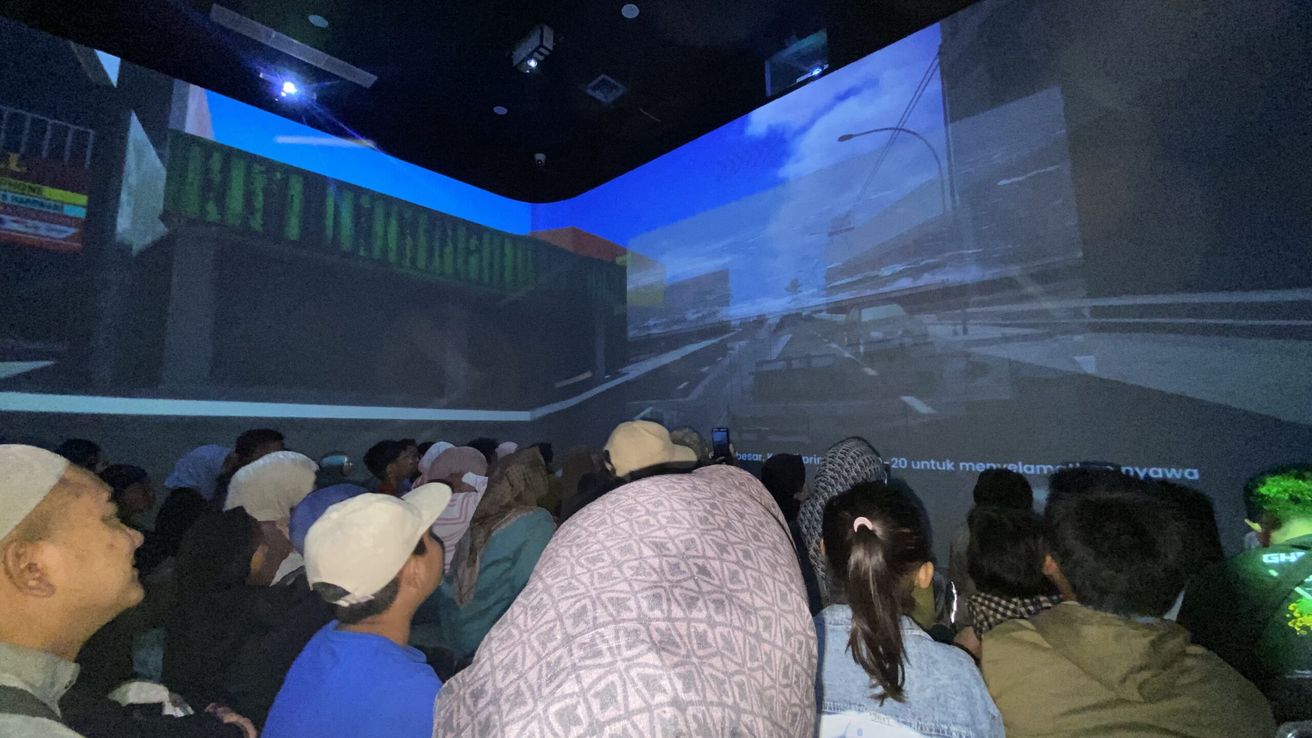 Pengunjung melihat koleksi fosil di Museum Geologi Bandung