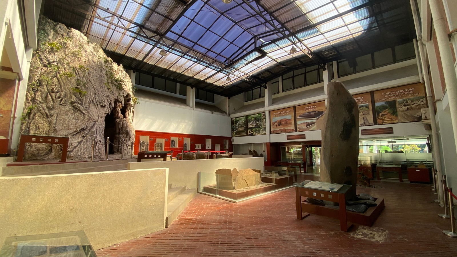 Museum Sri Baduga di Bandung menyimpan koleksi sejarah dan budaya Jawa Barat