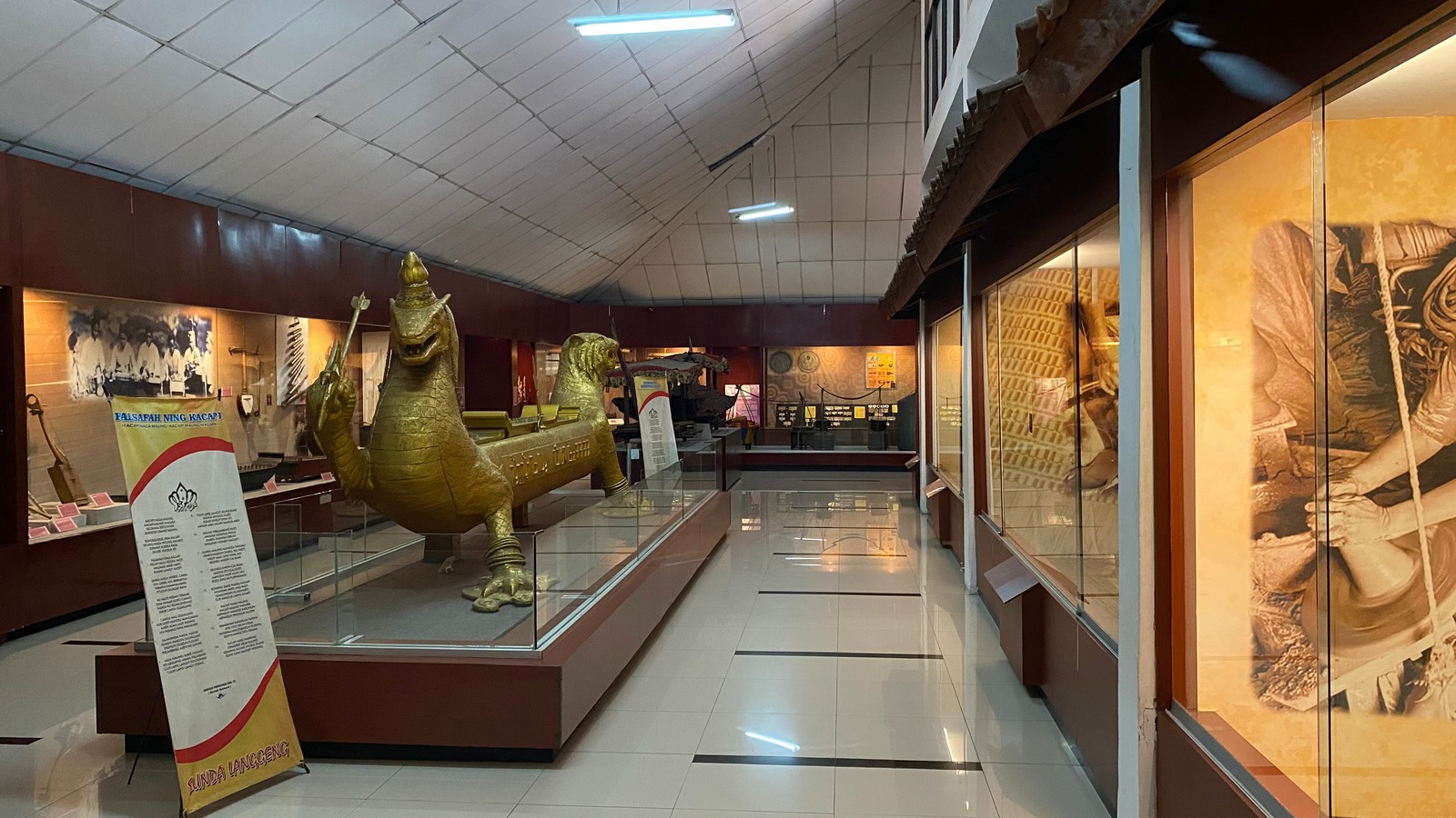 Museum Sri Baduga di Bandung menyimpan koleksi sejarah dan budaya Jawa Barat