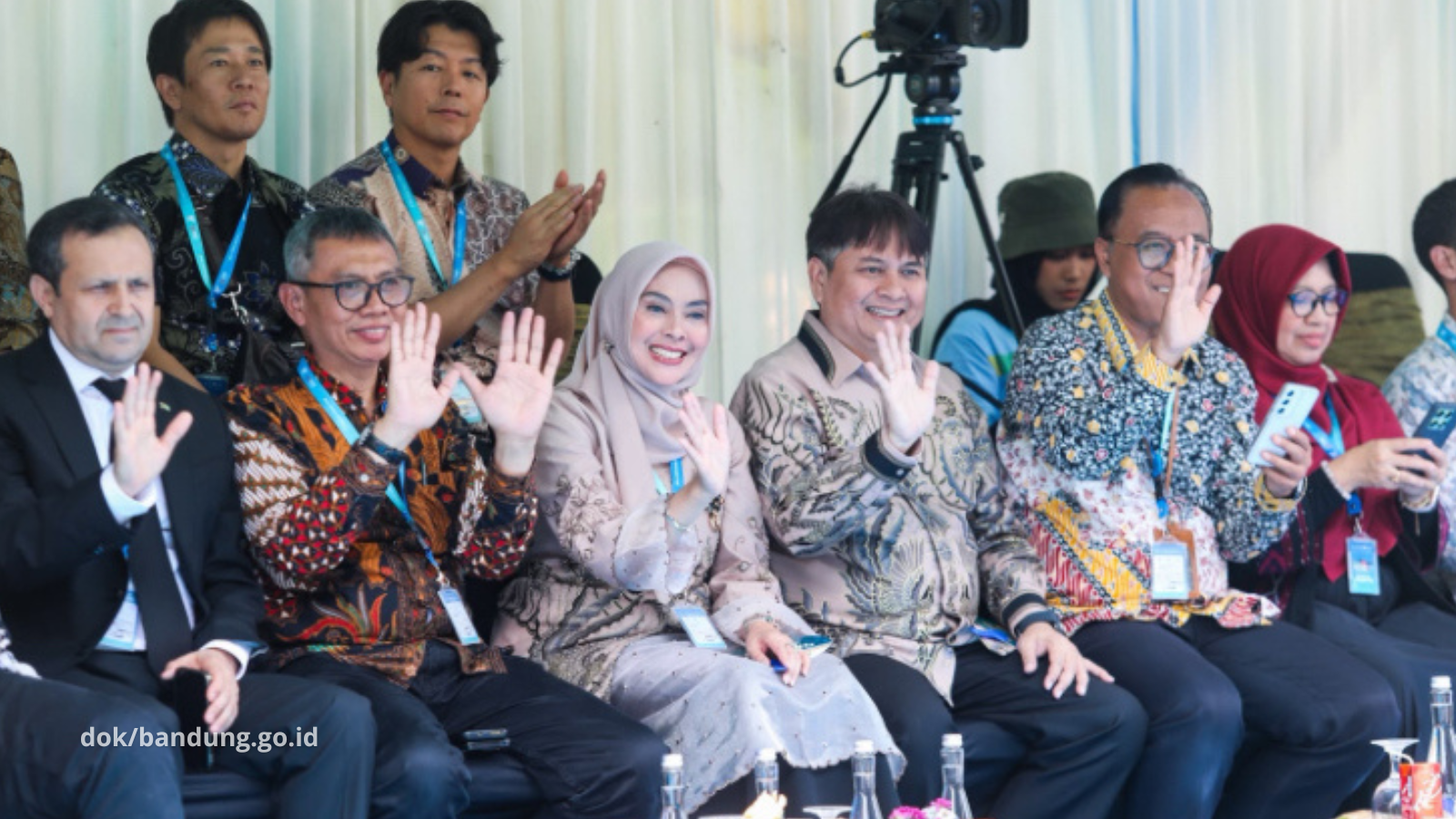 Asia Africa Festival 2026 resmi dibuka di depan Gedung Merdeka Bandung dengan parade budaya dan delegasi Asia-Afrika.