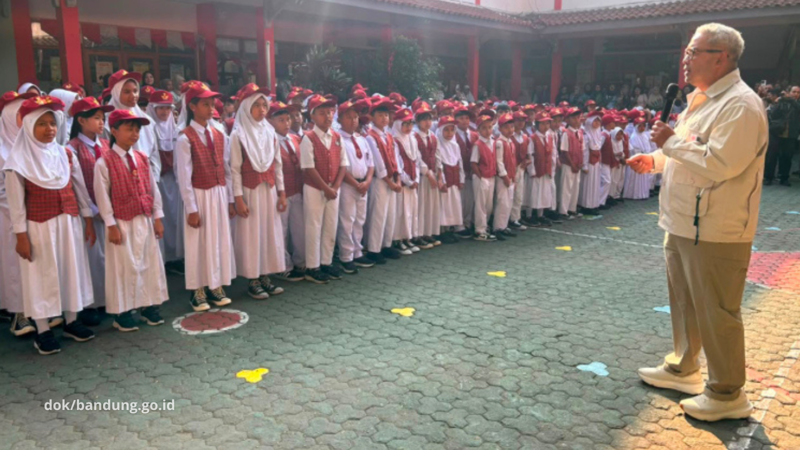 MPLS Bandung di salah satu sekolah Kota Bandung saat Wali Kota Muhammad Farhan meninjau pelaksanaan hari pertama.
