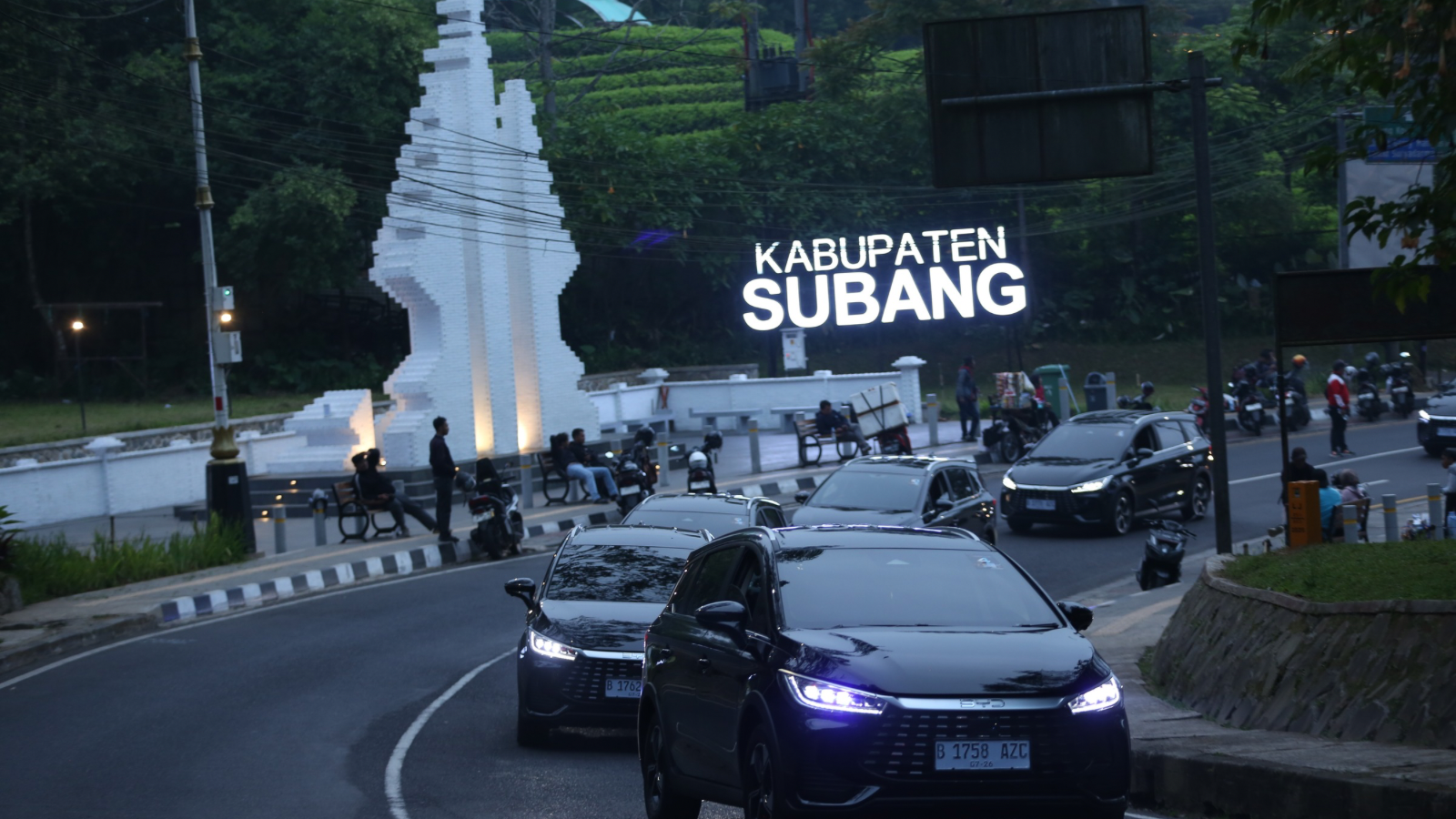BYD M6 DM melintasi rute Bandung menuju Purwakarta, Ciater, dan Lembang dalam Media Challenge