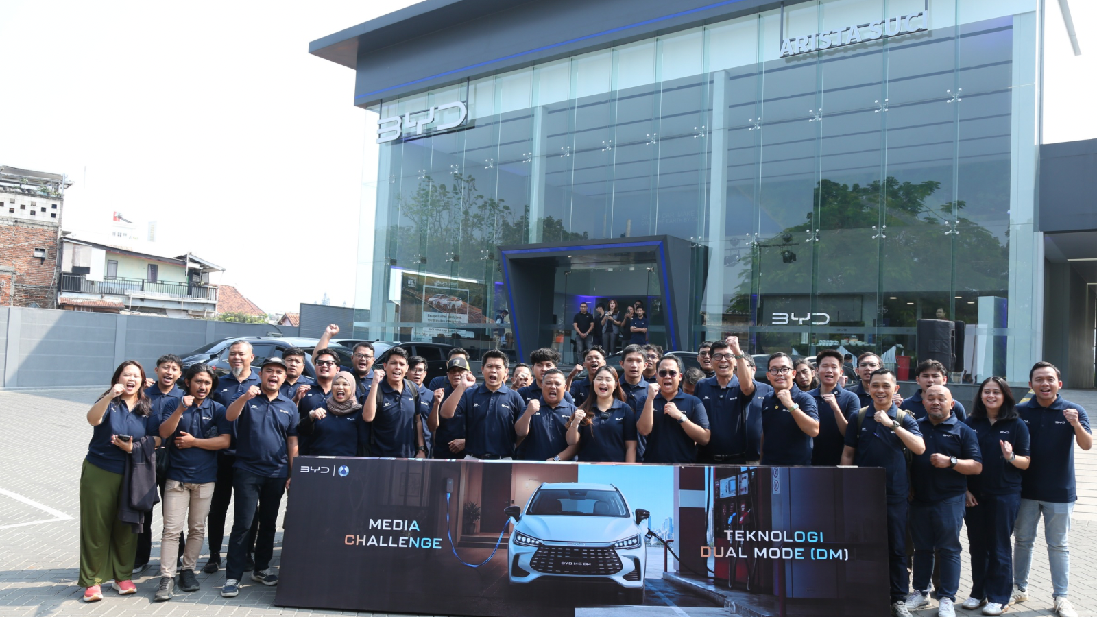 BYD M6 DM melintasi rute Bandung menuju Purwakarta, Ciater, dan Lembang dalam Media Challenge
