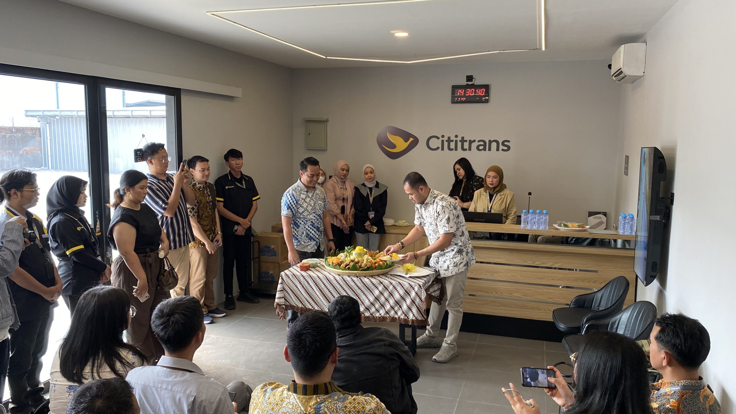 Pool Cititrans Soekarno Hatta Bandung dengan ruang tunggu nyaman dan armada shuttle modern.
