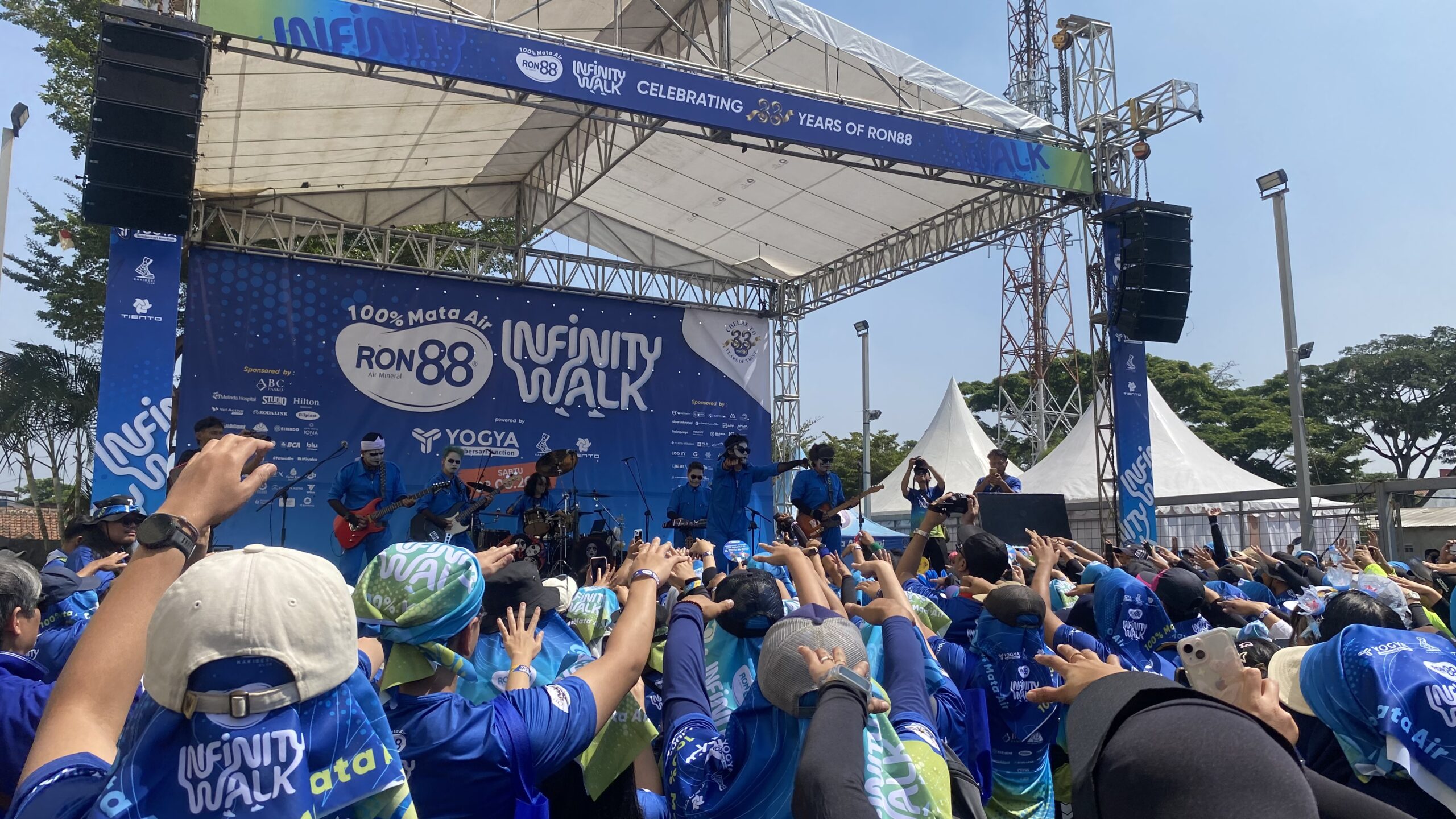 Infinity Walk RON88 Bandung di Yogya Sumbersari Junction bersama ribuan peserta