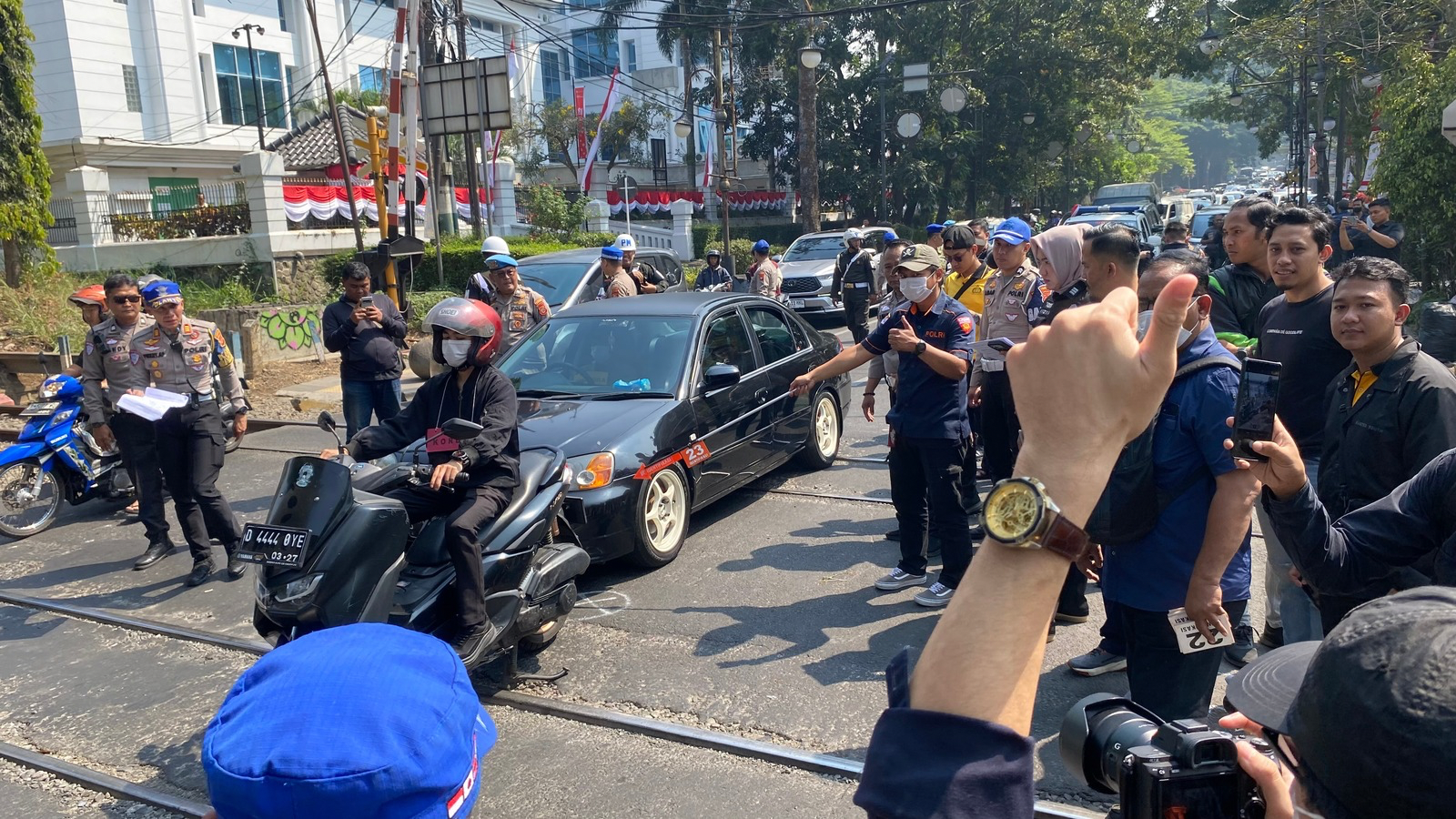 Rekonstruksi tabrak lari Aiptu Asep oleh Polrestabes Bandung di lokasi kejadian.