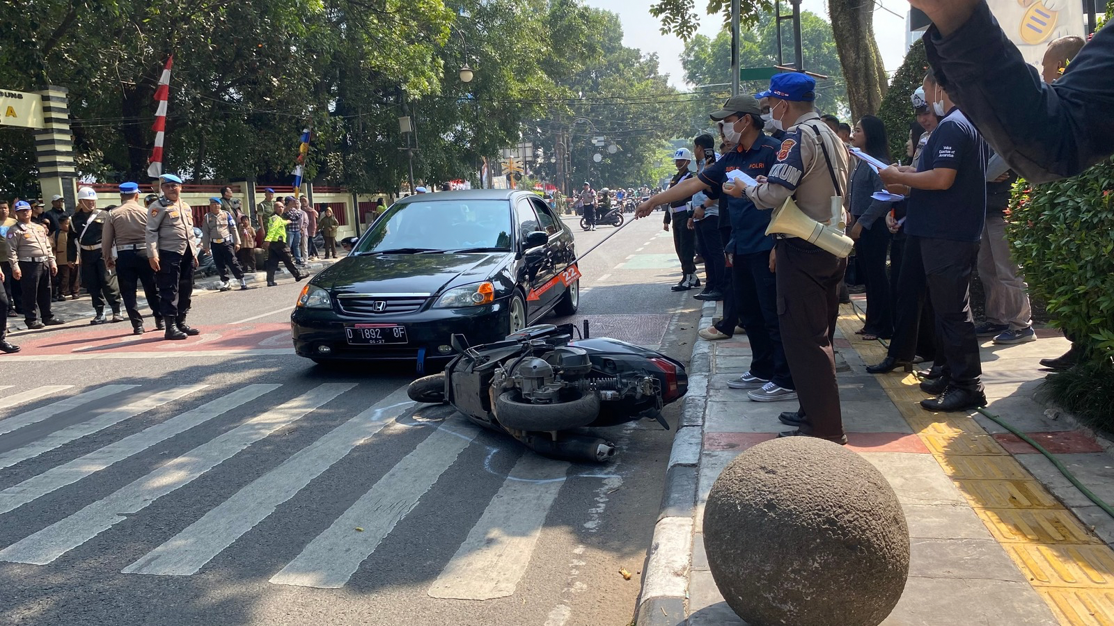 Rekonstruksi tabrak lari Aiptu Asep oleh Polrestabes Bandung di lokasi kejadian.